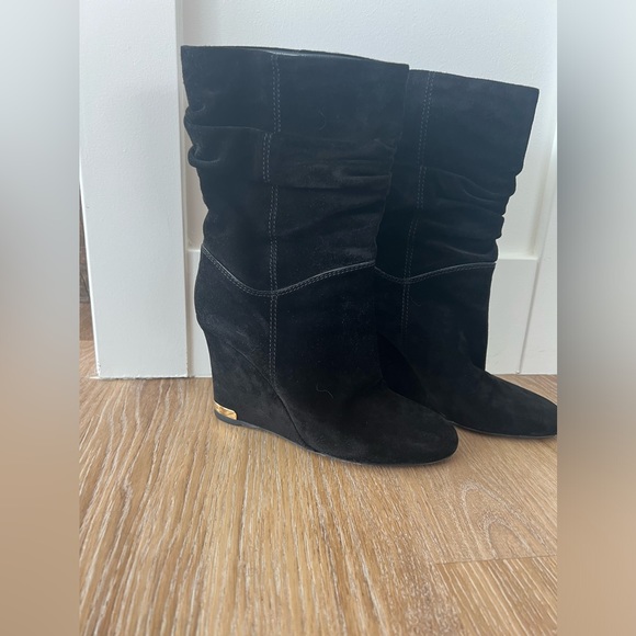 LOUIS VUITTON Ladies Black suede wedge boots. - Picture 5 of 13